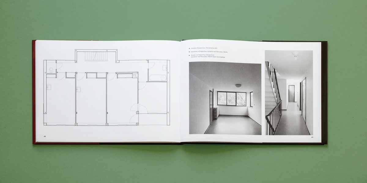 buchseiten-mit-grundriss-des-1-obergeschosses-und-2-fotos-des-ganges-mit-treppen-und-dem-eck-zimmer-im-erdgeschoss
