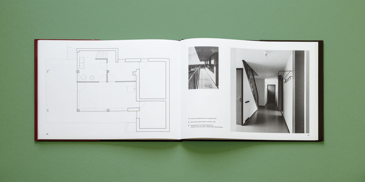 buchseiten-mit-grundriss-des-untergeschosses-und-2-fotos-der-dachterrasse-und-des-ganges-beim-eingang-mit-treppe