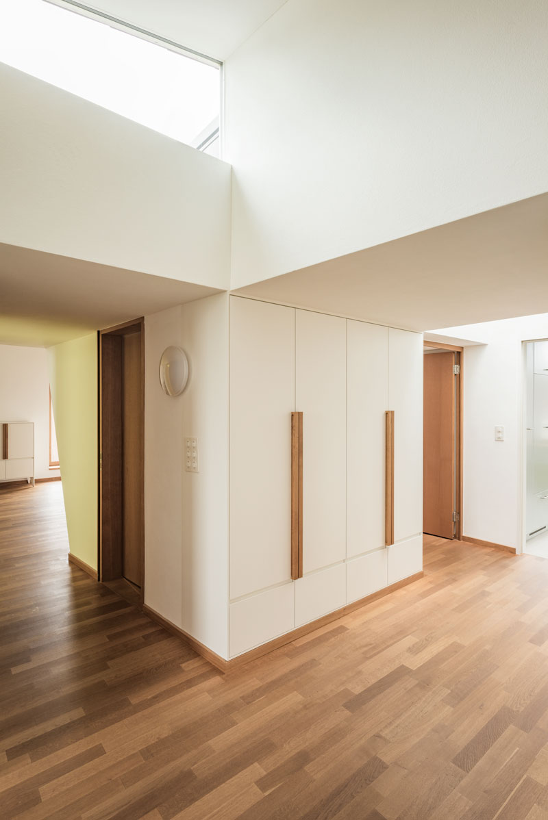 zentraler-bereich-mit-durchgaengen-zum-kleinen-zimmer-und-zur-teekueche-sowie-oberlicht-und-blick-zur-terrasse