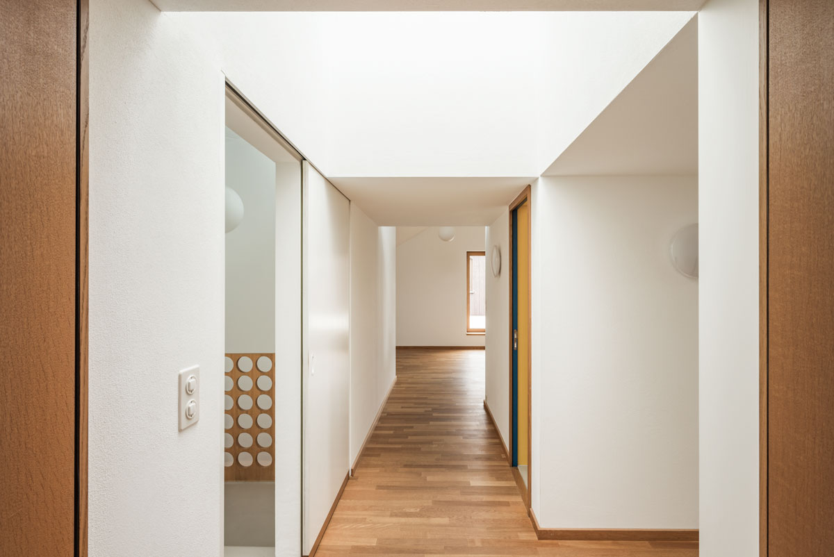 durchgang-mit-zentralem-oberlicht-vom-sitzungs-zimmer-zum-entree-hauptraum-und-zur-teekueche