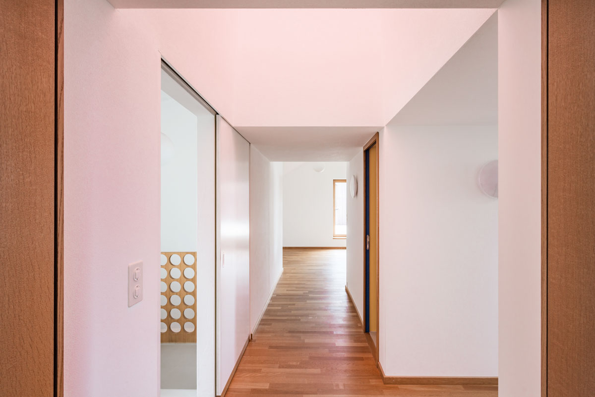 durchgang-mit-zentralem-oberlicht-vom-sitzungs-zimmer-zum-entree-hauptraum-und-zur-teekueche-von-der-markise-rosa-verschattet