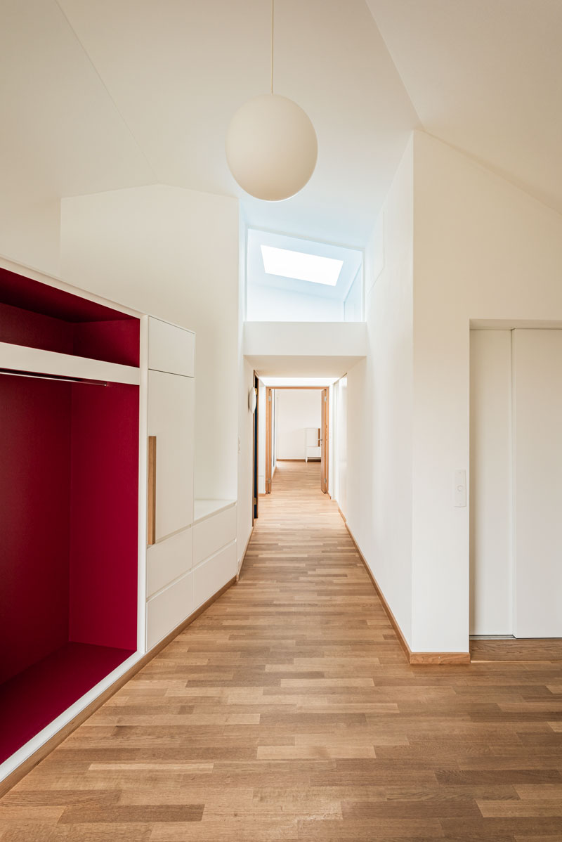 entree-mit-roter-raumtrennender-garderobe-lift-und-durchgang-zum-sitzungs-zimmer-mit-2-oberlichtern