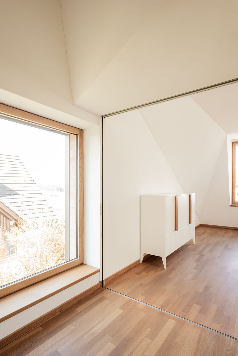 kleines-zimmer-mit-grossem-seitlichem-fenster-und-durchgang-mit-faltwand-zum-sitzungs-zimmer-mit-archiv-moebel-spezial