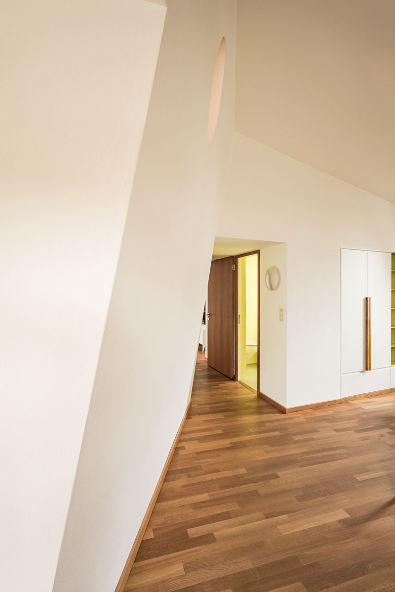 kleines-zimmer-mit-geneigter-wand-beim-treppenaufgang-terrasse-und-durchgang-zum-hauptraum-sowie-faltwand-zum-sitzungs-zimmer
