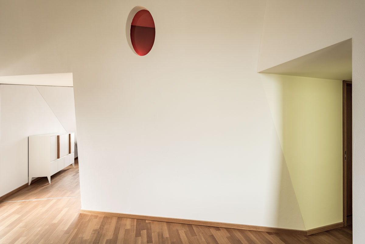 kleines-zimmer-mit-durchgang-zum-sitzungs-zimmer-und-zum-hauptraum-sowie-elliptischem-fenster-zum-terrassenaufgang