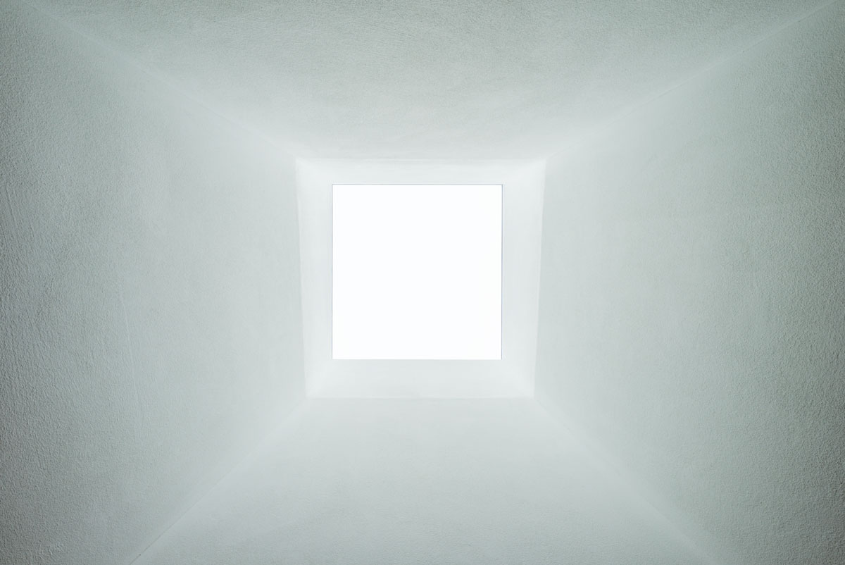 blick-hoch-zum-lichtschacht-und-zentralen-quadratischen-oberlicht-ueber-dem-durchgang-vom-buero-hauptraum-zur-teekueche