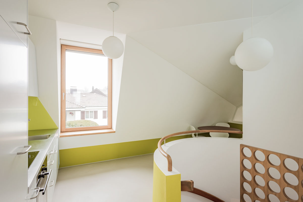 die-teekueche-aus-lackiertem-stahl-und-edelstahl-abdeckung-unter-der-dachschraege-mit-wendeltreppe-zur-privaten-wohnung