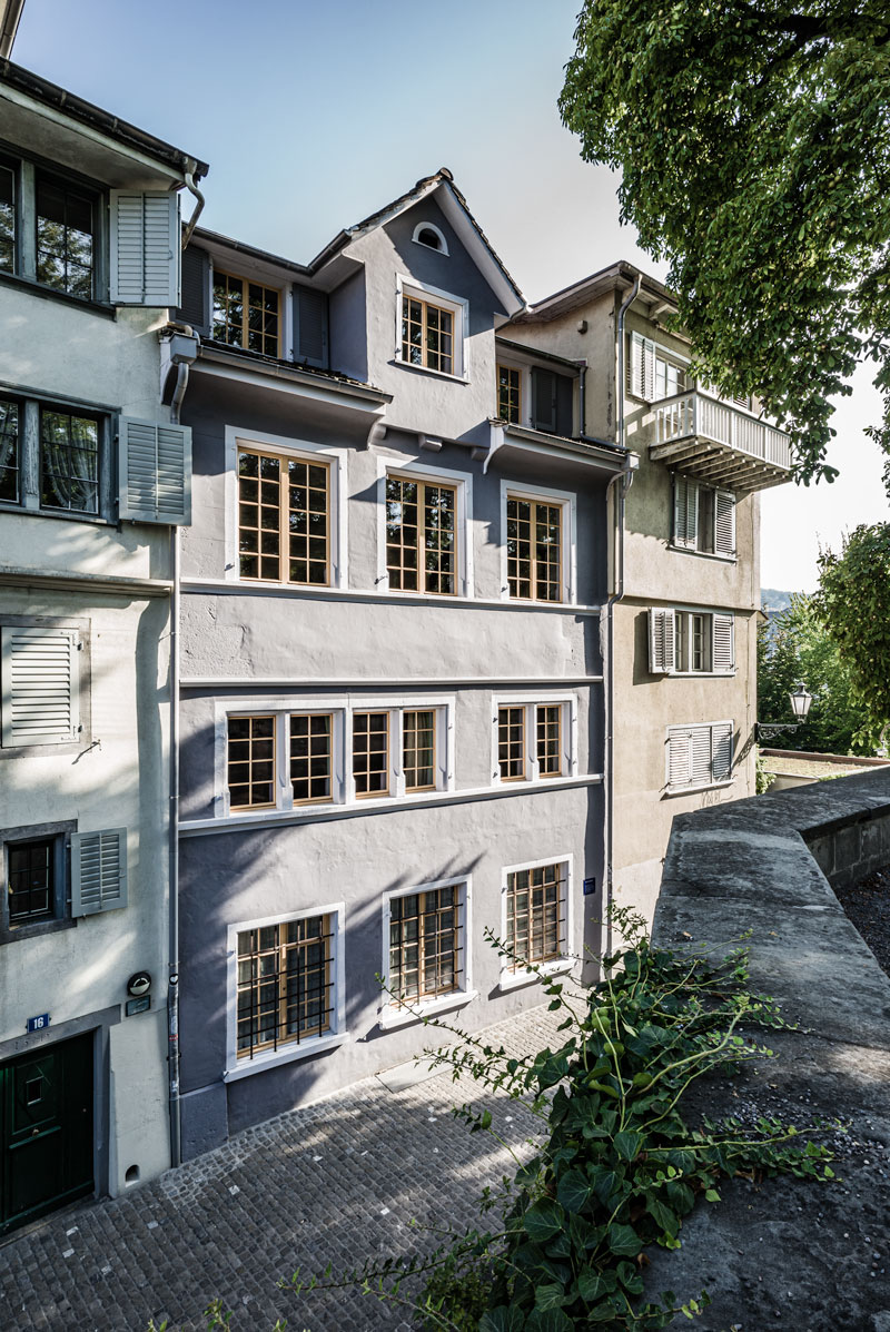 ansicht-der-sued-fassade-des-altstadthauses-zum-schuetz-beim-lindenhof-in-zuerich-an-einem-sonnigen-vormittag