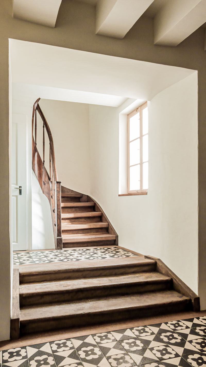 beim-entree-wurde-neu-ein-durchgang-zum-treppenhaus-gemacht-und-der-boden-hat-beige-schwarz-braun-gemusterte-platten