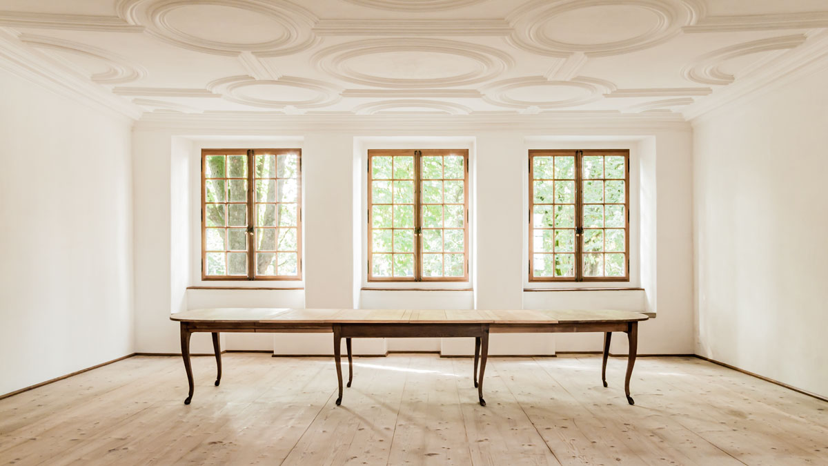 der-grosse-saal-im-2-og-hat-eine-sehr-schoene-restaurierte-barocke-stuckdecke-und-3-grosse-fenster-zum-lindenhof