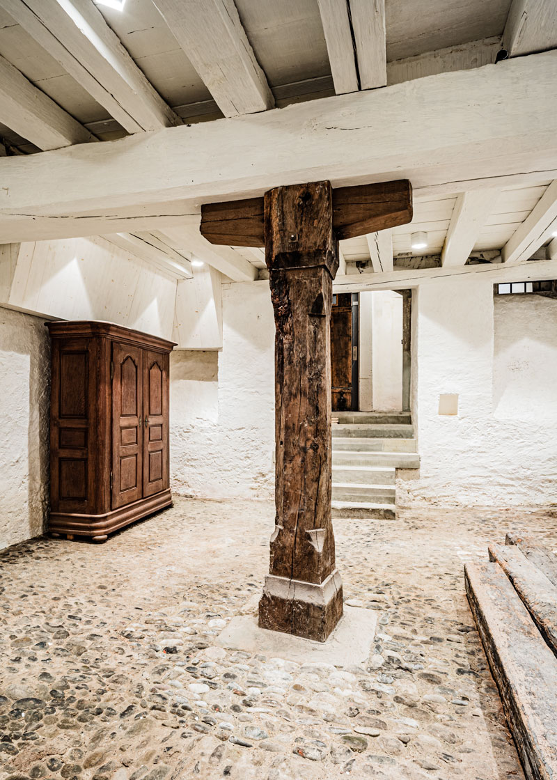 die-deckenbalken-im-3-m-hohen-keller-sind-bis-60-cm-dick-und-die-historische-holzstuetze-stammt-aus-dem-bauteillager