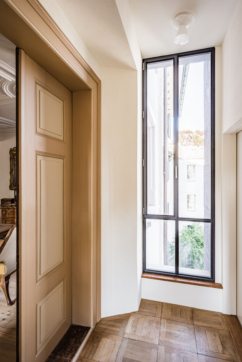 im-treppenhaus-wurde-neu-ein-lift-eingebaut-und-beim-uebergang-zum-kernbau-hohe-fenster-mit-filigranen-stahlrahmen