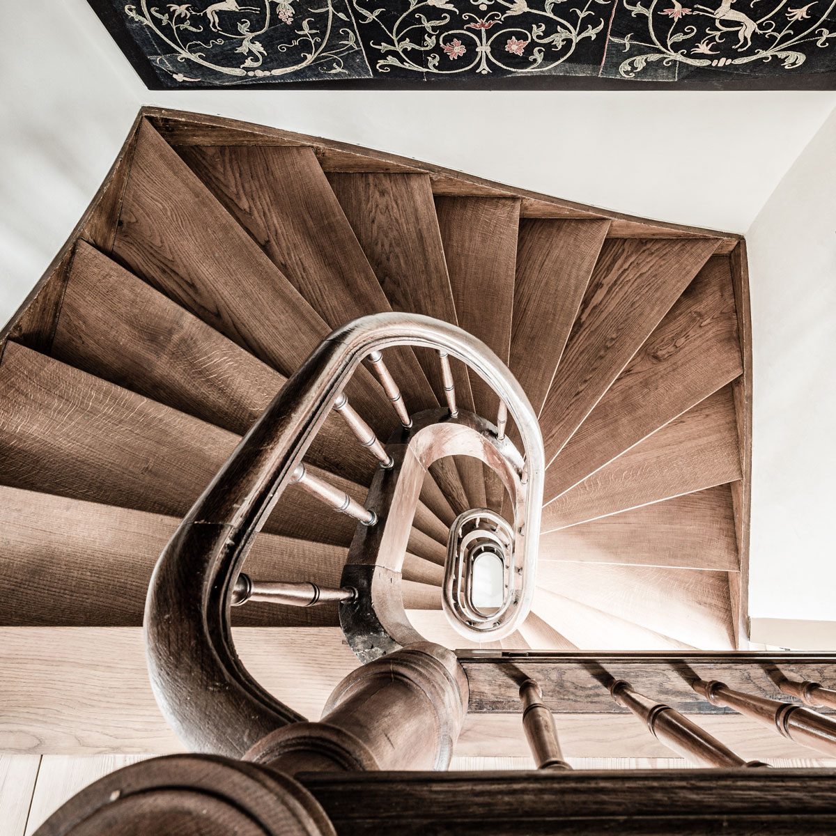 die-restaurierte-treppe-aus-dem-19-jh-besteht-aus-dunklem-holz-und-hat-eine-schoen-geschwungene-wendelung