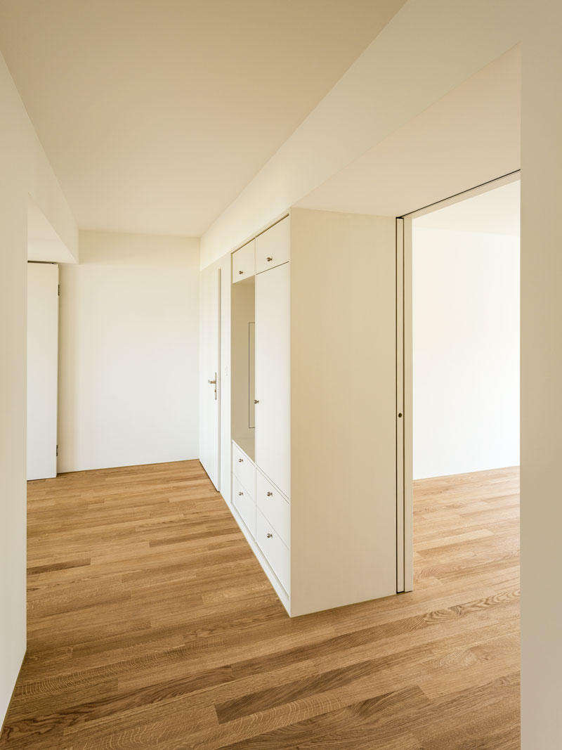 entree-mit-einbau-garderobe-sowie-offener-faltwand-zum-grossen-zimmer-und-offener-schiebetuer-zu-kleinerem-zimmer