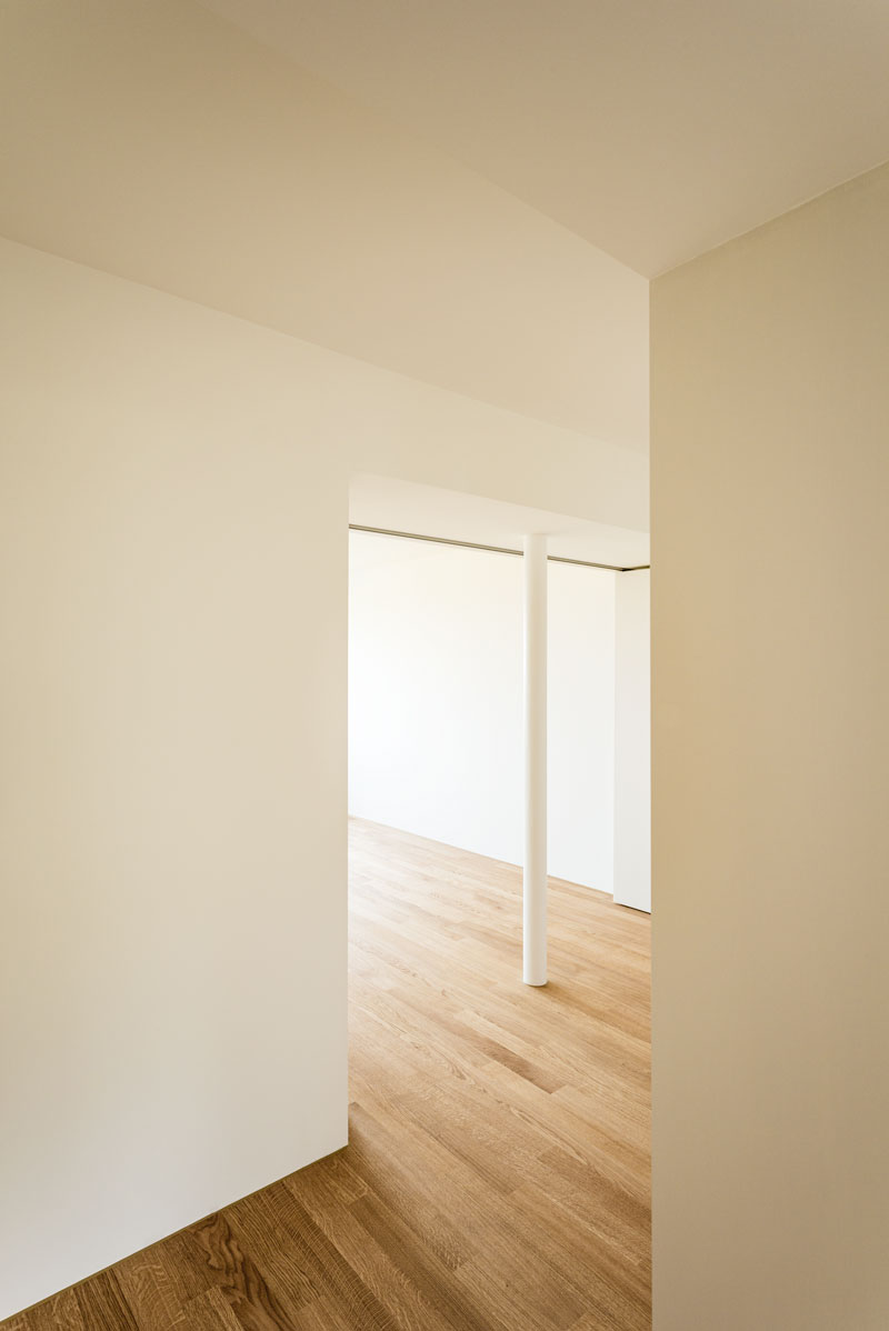 gang-bei-entree-und-garderobe-mit-raum-nische-und-offener-faltwand-mit-parkettboden-eiche-und-waenden-und-decken-weissputz
