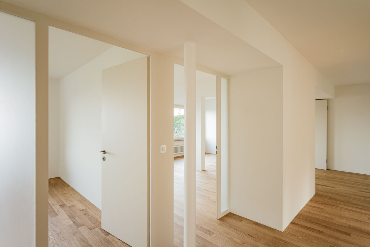 gang-mit-raum-nischen-bei-den-eingaengen-zu-den-zimmern-und-tueren-mit-seitlichem-mattglas