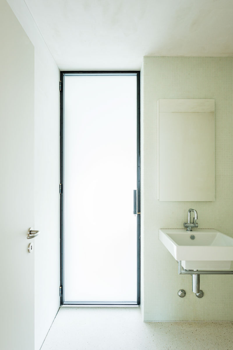 raumhohe-mattglastuer-spezial-mit-rohstahl-rahmen-von-der-dusche-zum-badezimmer-mit-hellem-terrazzoboden-und-glasmosaik