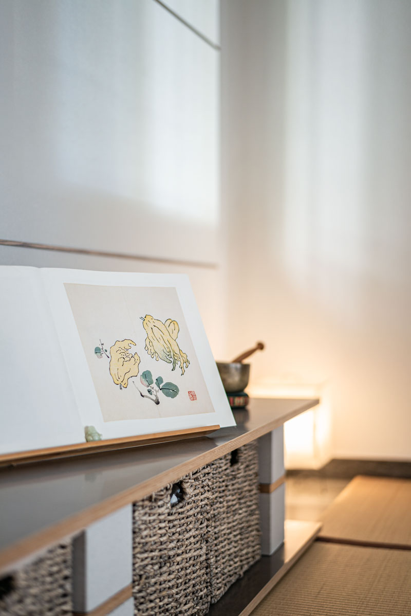 ein-schlichtes-sideboard-moebel-aus-tischlerplatten-und-backstein-mit-korb-schubladen-bietet-diskret-genuegend-stauraum