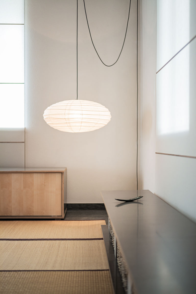 die-akari-leuchten-von-isamu-noguchi-fuehren-mit-ihrem-warmen-und-weichen-licht-das-thema-der-shoji-paneele-weiter