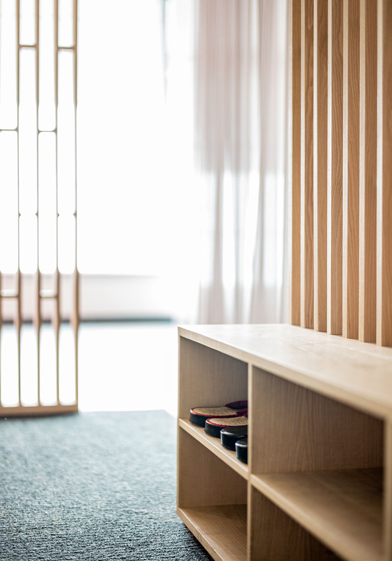 das-paravent-moebel-beim-eingang-bietet-garderobe-sitzgelegenheit-und-schuhablage-und-laesst-partielle-durchblicke-zu