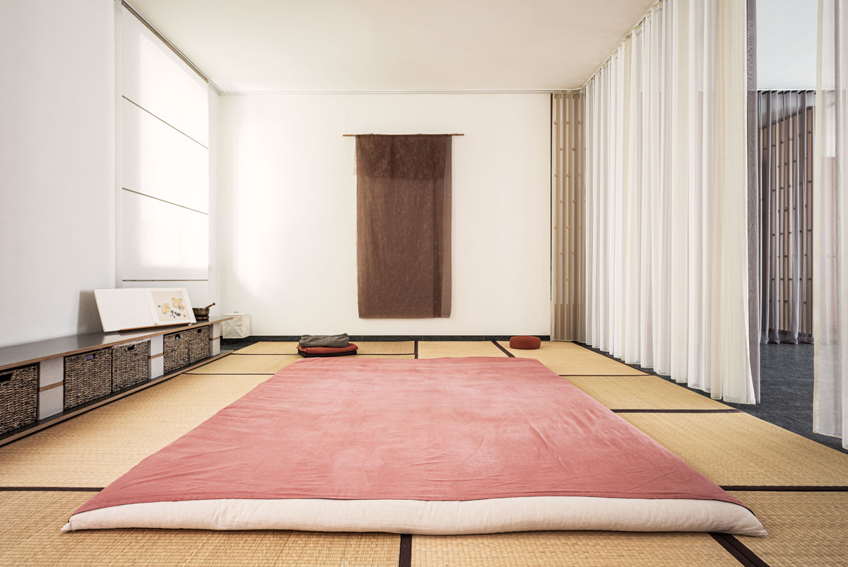 der-shiatsu-bereich-hat-einen-grossen-futon-und-stroh-tatami-und-kann-unter-anderem-auch-gut-fuer-meditation-verwendet-werden