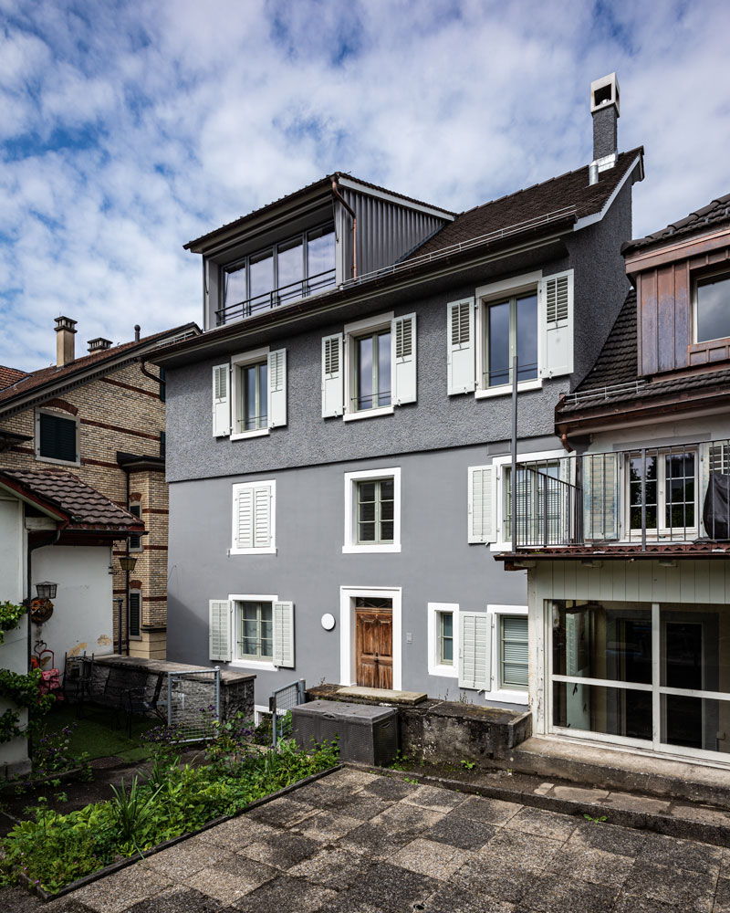 umbau-altstadthaus-k16-maennedorf-zuerich-aussenansicht-seite-hof