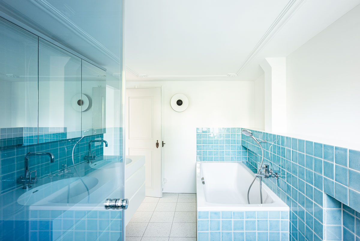 helles-neues-badezimmer-mit-dusche-blauglas-hellblauen-handgefertigten-kacheln-und-restaurierter-historischer-gips-stuckatur