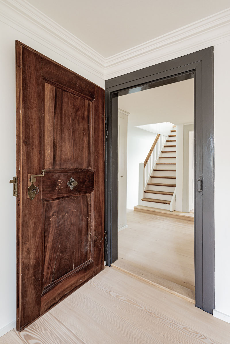 aufwaendig-restaurierte-original-barocke-tuere-aus-nussbaum-holz-decken-stuckatur-gips-und-blick-zum-vorraum-mit-treppe