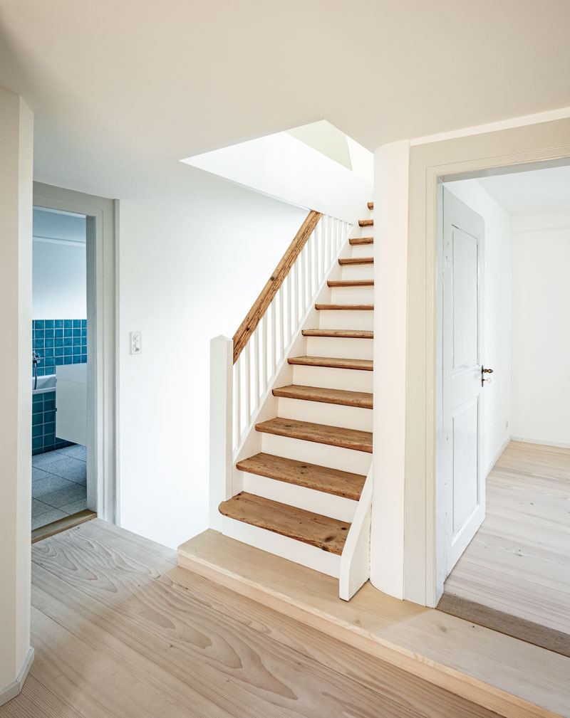 vorraum-zum-schlafzimmer-und-bad-mit-hellgrauen-historischen-tueren-holzboden-tanne-und-historischer-treppe-zum-wohngeschoss