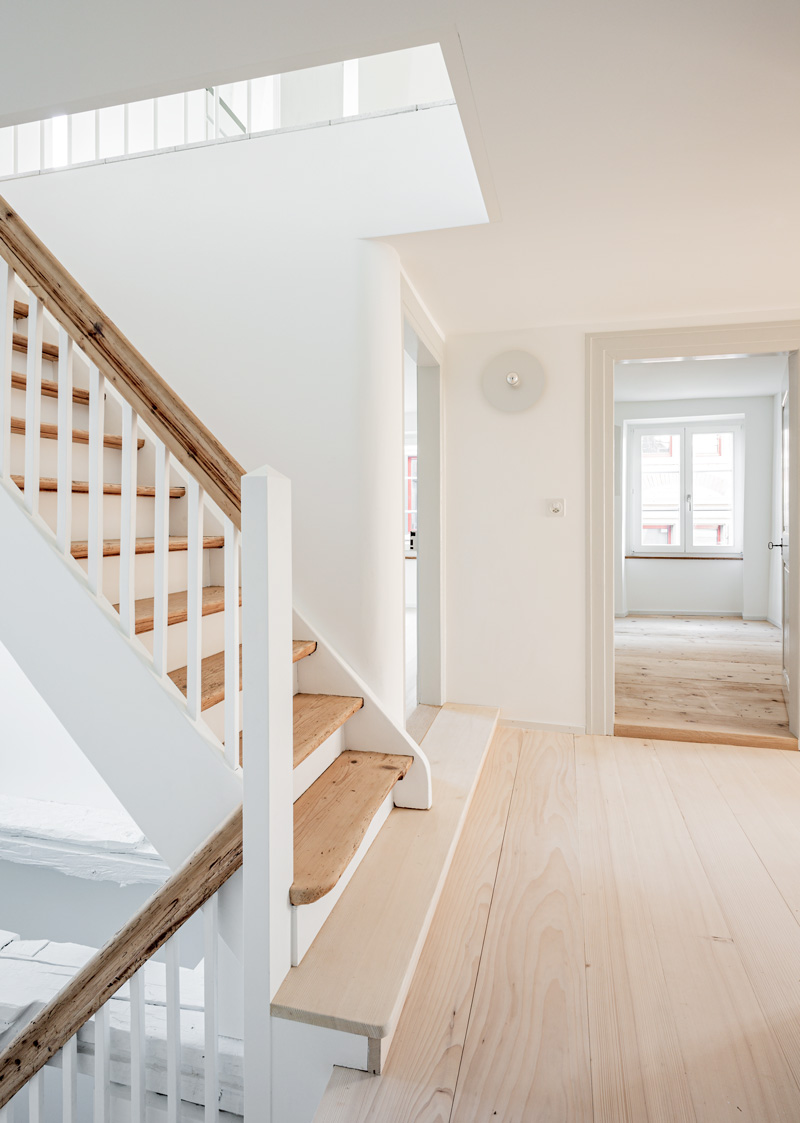 vorraum-schlafzimmer-mit-historischer-treppe-und-blick-nach-unten-zum-entree-und-nach-oben-zur-offenen-kueche