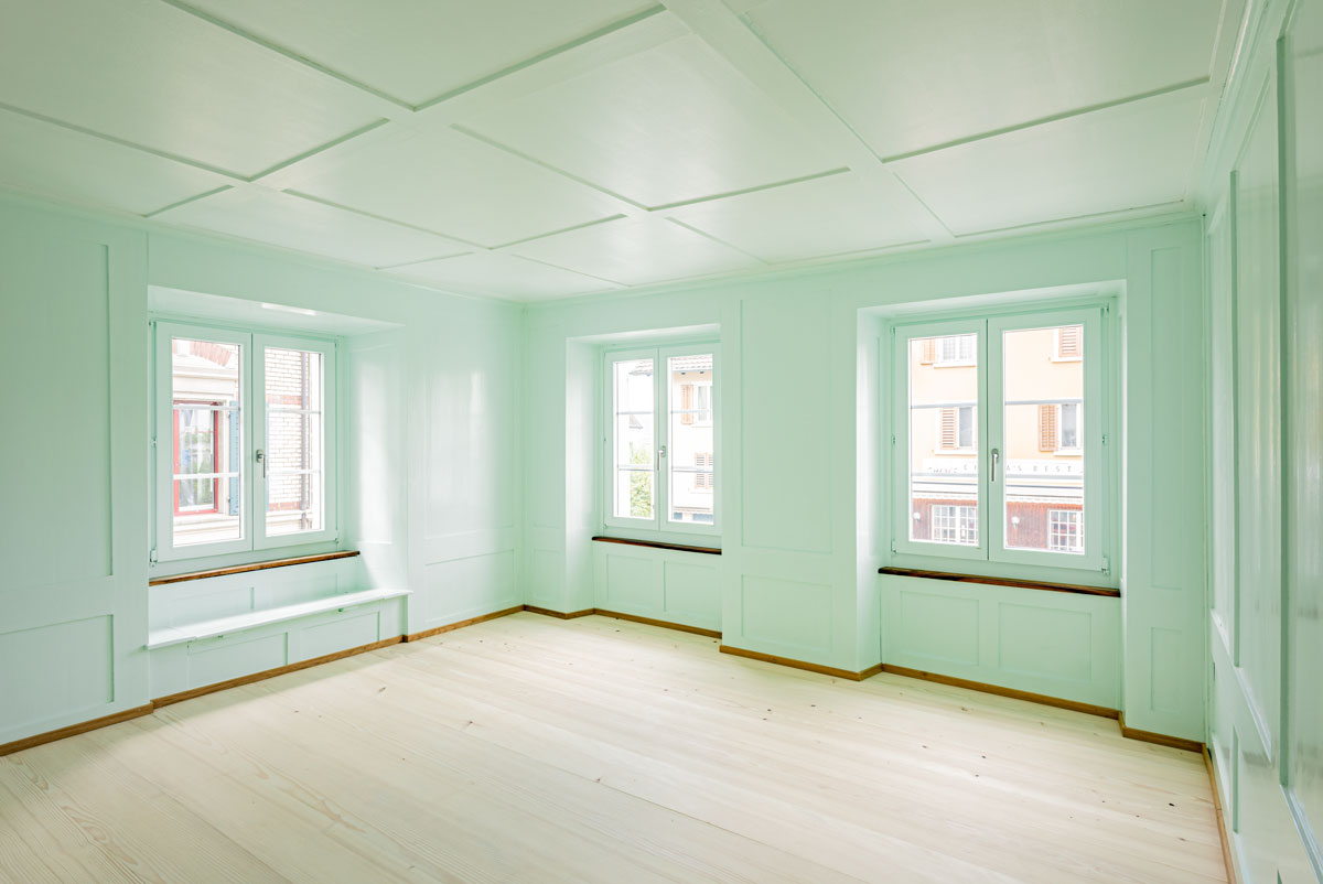 restauriertes-zimmer-mit-hellem-gruenem-wand-taefer-sowie-holzboden-tanne-geseift-und-fenstersims-sitzkasten