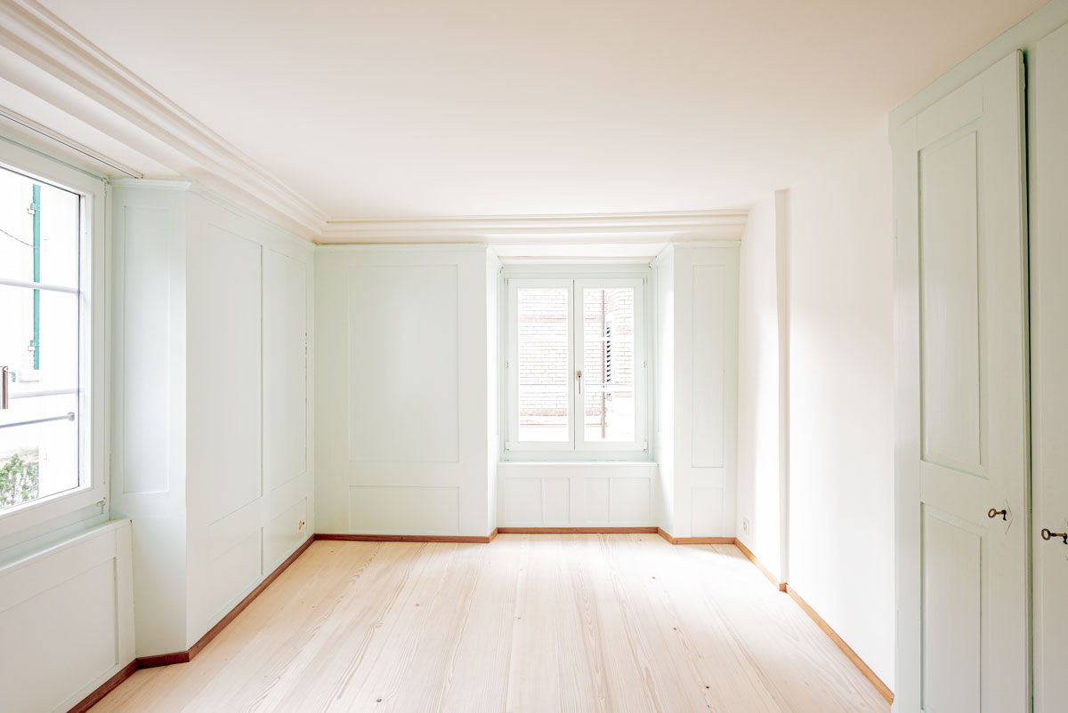 restauriertes-schlafzimmer-mit-holzboden-tanne-geseift-hellblauem-taefer-und-einbauschrank-sowie-decken-stuckatur