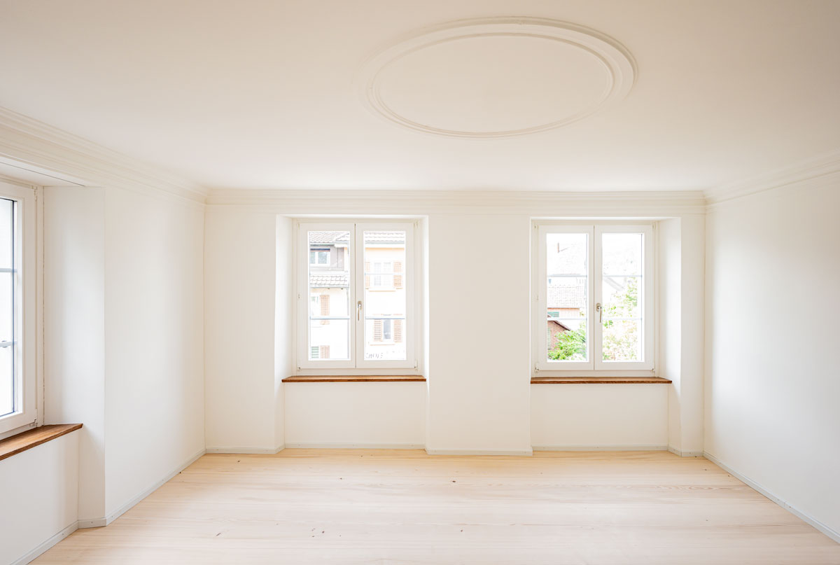 helles-historisches-zimmer-mit-holzboden-tanne-geseift-fenster-mit-eichensimsen-und-kreisfoermiger-decken-stuckatur
