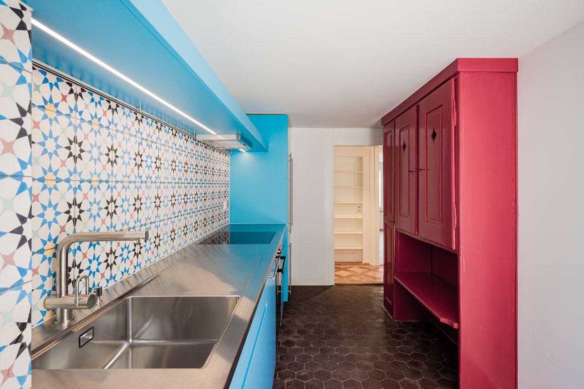 moderne-blaue-kueche-mit-abdeckung-edelstahl-marokkanischen-zementplatten-und-historischem-einbauschrank-und-6-eck-platten
