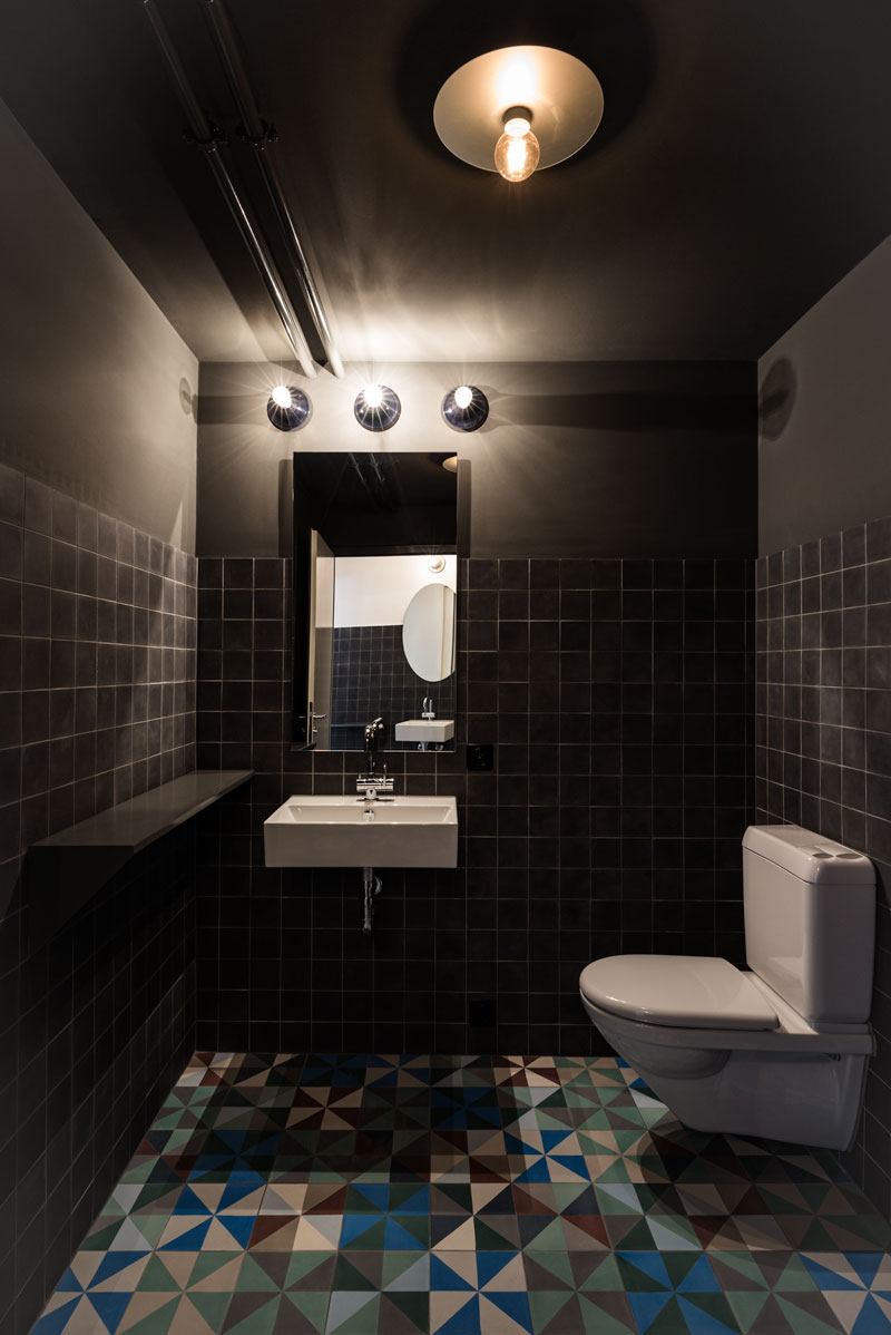 wc-mit-zementplatten-und-anstrich-anthrazit-und-bunten-bodenplatten