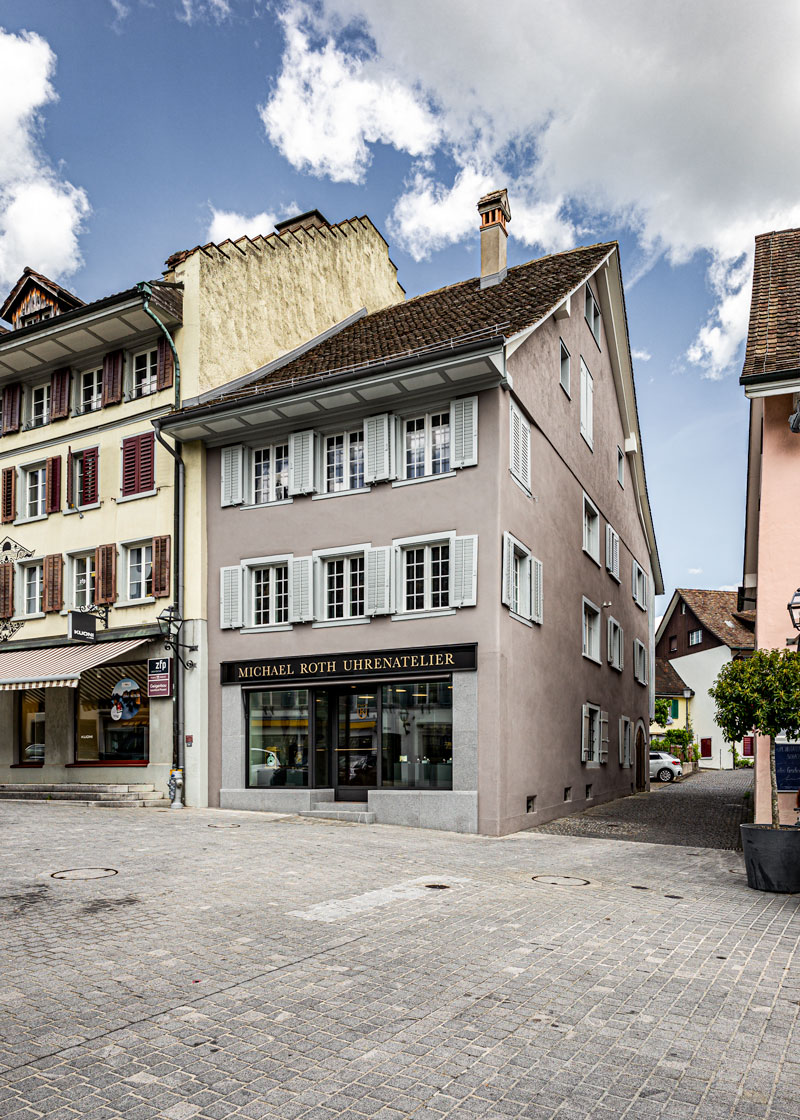 aussenansicht-seite-marktgasse-mit-schaufenster-des-uhrenateliers-michael-roth-und-der-doppelgeschossigen-wohnung-darueber
