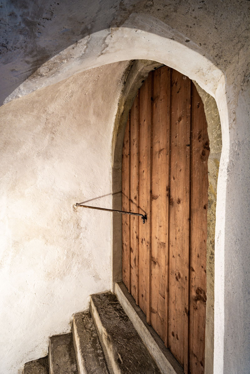 durchgang-in-sandstein-mit-hoelzernem-kellertor-und-treppenabgang-mit-historischem-gewoelbe