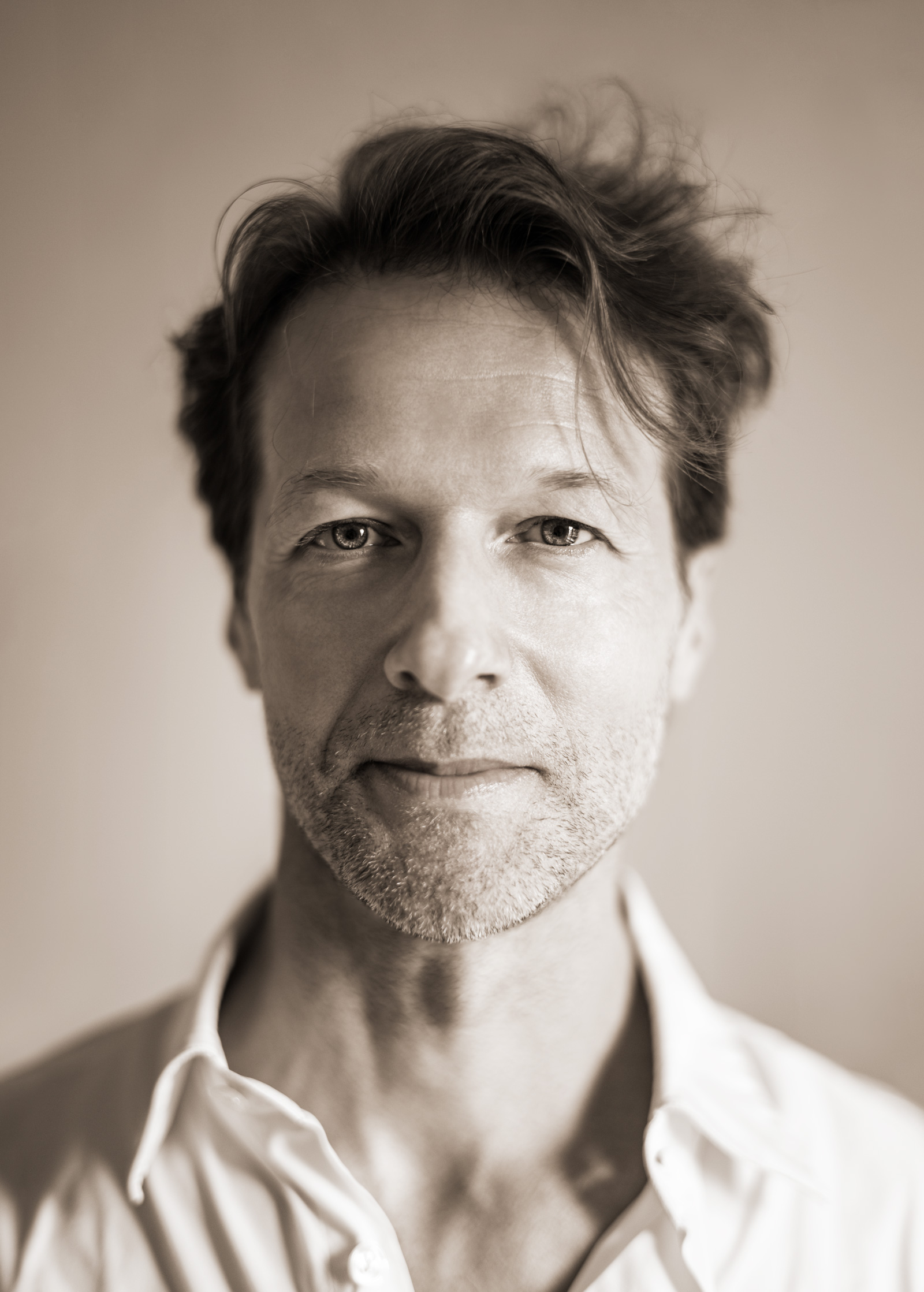 schwarz-weiss-portrait-des-schweizer-architekten-michael-schnellmann-aufgenommen-im-mai-2025