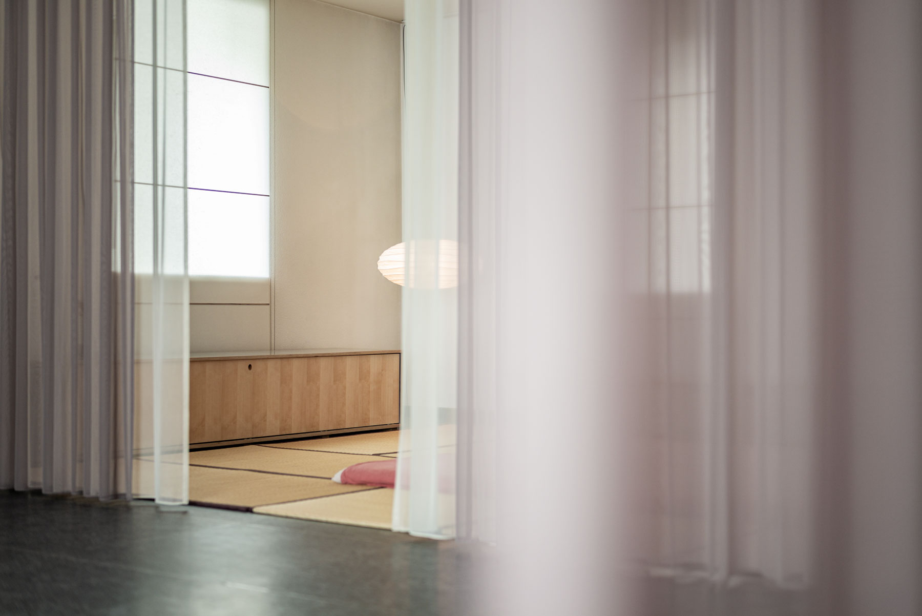 ein-speziell-dafuer-angefertigtes-sideboard-im-shiatsu-bereich-bietet-eine-aufbewahrungsmoeglichkeit-fuer-den-grossen-futon